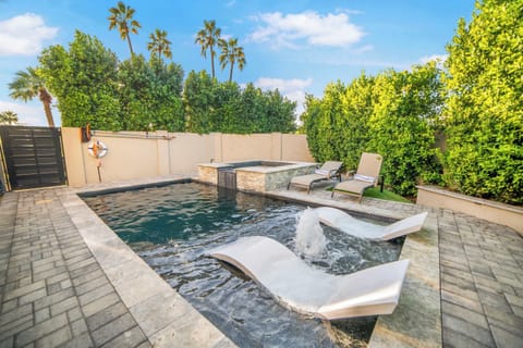 Your own backyard pool situation 🌴