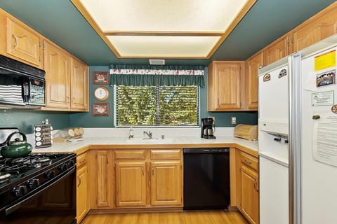 Cozy Kitchen - New Dishwasher & Stove