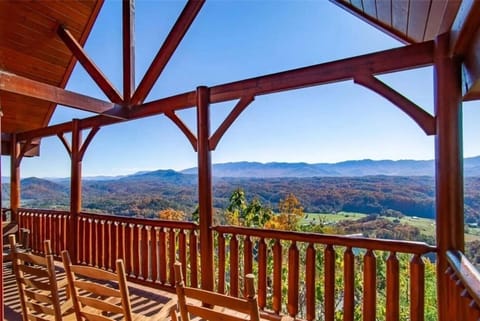 The star of the show—180-degree sunrise-to-sunset views. Sip coffee in the morning, grill out, or unwind while watching the sky turn colors.
