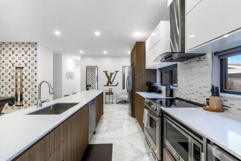 Fully Equipped Gourmet Kitchen with Stainless Steel Appliances