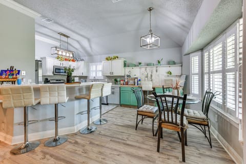 Kitchen | Breakfast Bar | Dining Table