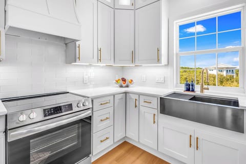 New appliances throughout the kitchen