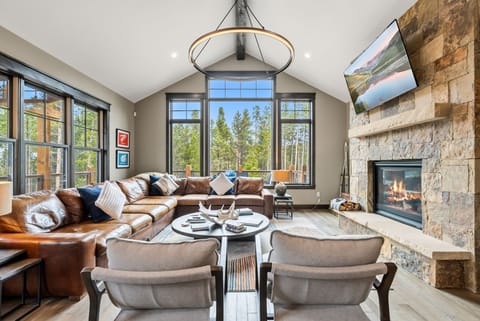 Living room 1: Main floor, gas fireplace, Smart TV, deck access