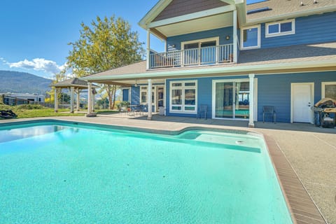 Ashland Vacation Rental | 4BR | 2.5BA | 3,600 Sq Ft | Stairs Required