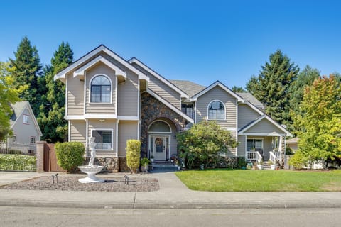 Eureka Vacation Rental | 6BR | 3BA | 4,000 Sq Ft | 3 Steps Required