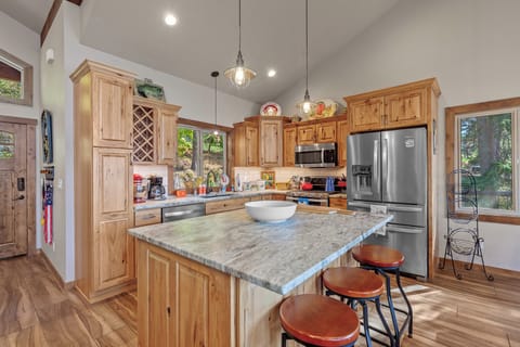 Open kitchen living room layout - Whip up your favorite meals in this beautifully designed kitchen