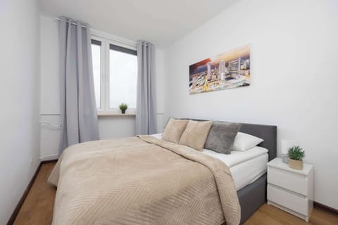 Bright bedroom with double bed – Relax in a cozy bedroom filled with natural light.