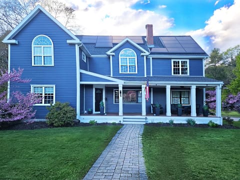 This contemporary home near Boston welcomes you with clean lines, warm light, and plenty of space, a perfect blend of style and convenience.