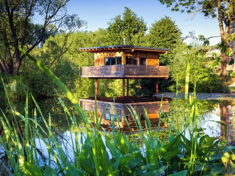 Tiny House über dem Teich
