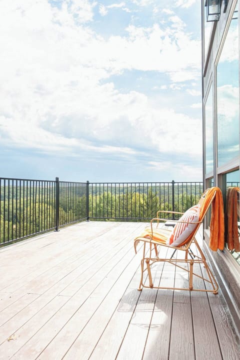 Step out onto our balcony and take in the breathtaking views. Whether it’s sunrise, sunset, or a quiet evening under the stars, this serene spot is perfect for relaxing and sippin’ coffee while soaking in the scenery.