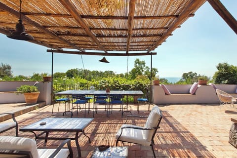 The shady terrace with plenty of space for everyone.