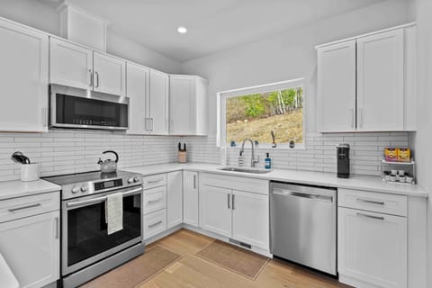 Brand new appliances, all basic cooking essentials 