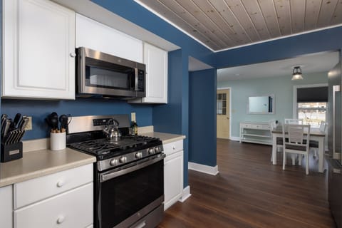 Kitchen & Dining Area 