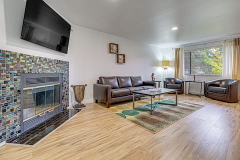 Bothell Vacation Rental | 2BR | 1.5BA | 850 Sq Ft | 13 Steps to Enter