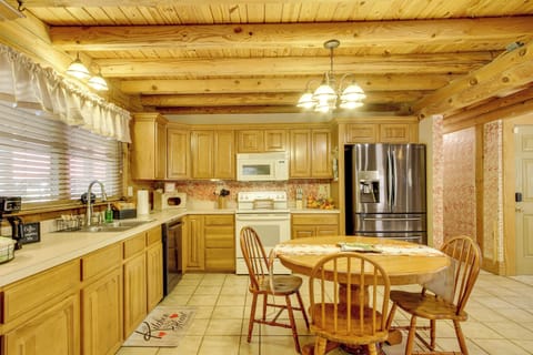 Kitchen | Blender | Toaster | 1st Floor