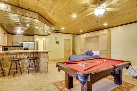 Den | Full Kitchen | Pool Table | TV