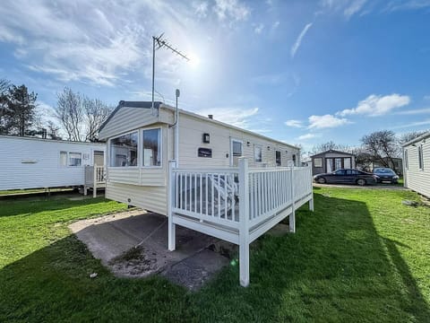 Enjoy a break on the Suffolk coast in this 3 bedroom, 6 berth caravan on Broadland Sands