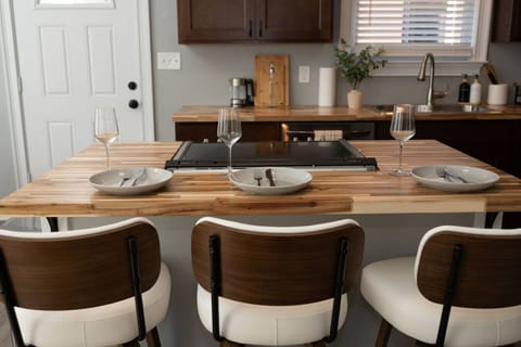 Spacious island counter setup.