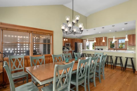 DE08: Shore Beats Work | TL Living Area, Deck Access