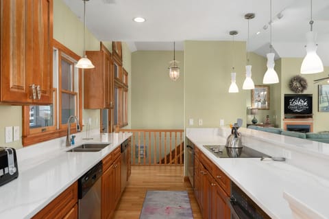 DE08: Shore Beats Work | TL Kitchen Area - Island Seating for 7, Deck Access