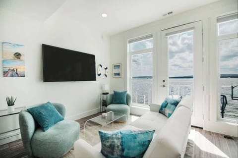 Chic Lakefront Getaway W/ Hot tub + Kayaks! House in Oden