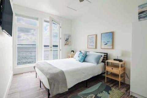 Chic Lakefront Getaway W/ Hot tub + Kayaks! House in Oden