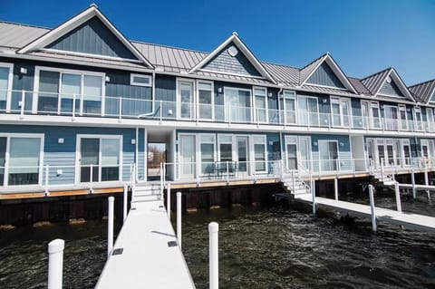 Chic Lakefront Getaway W/ Hot tub + Kayaks! House in Oden