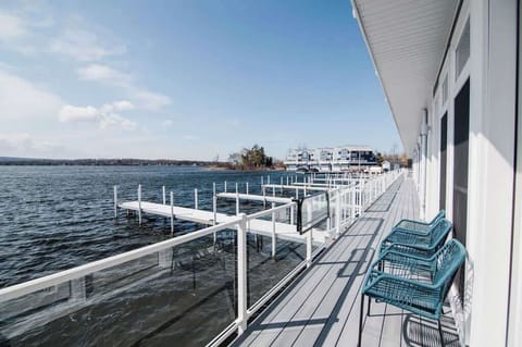 Chic Lakefront Getaway W/ Hot tub + Kayaks! House in Oden