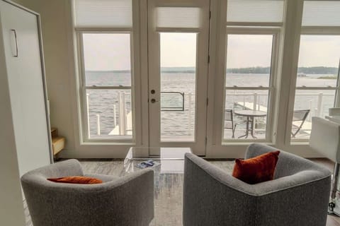 Lake Life, Modern Style! W/Hot tub and Kayaks! House in Oden