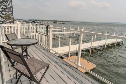 Lake Life, Modern Style! W/Hot tub and Kayaks! House in Oden