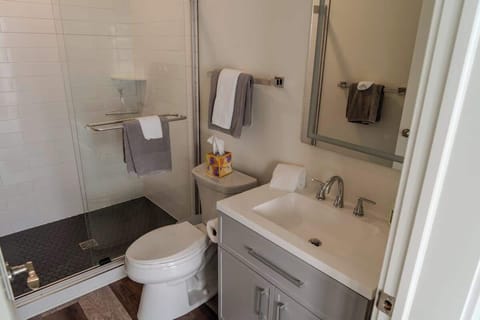 Lake Life, Modern Style! W/Hot tub and Kayaks! House in Oden