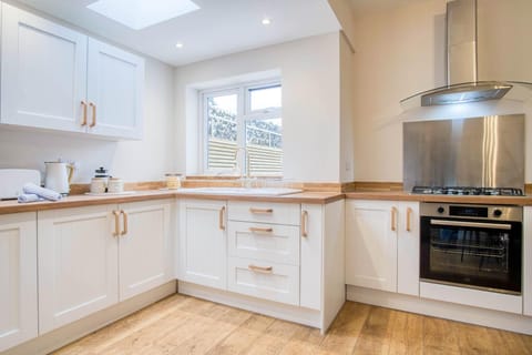 Seascape Retreat - 3 Bedroom Flat - Porthcawl (8817)