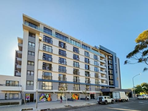 Castle Rock Modern 2-Bed Apartment with Pool (32165)