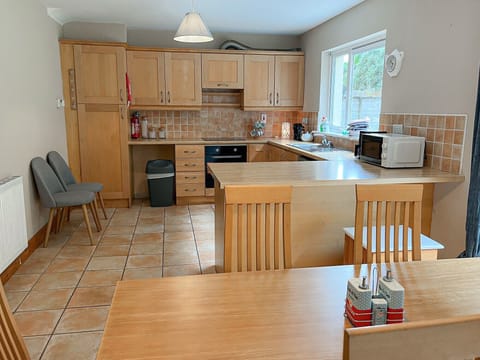 Fishermans Grove Holiday Home No. 21. Bright modern open plan kitchen. ALl mod cons.