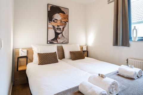 Cozy bedroom with twin beds that can be joined — ideal for couples or friends staying in Ewijk.