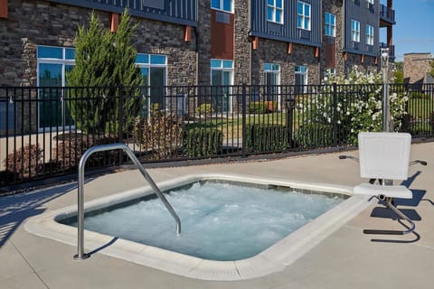 Hot tub (Closed from Sep 16, 2025 until May 31, 2026)