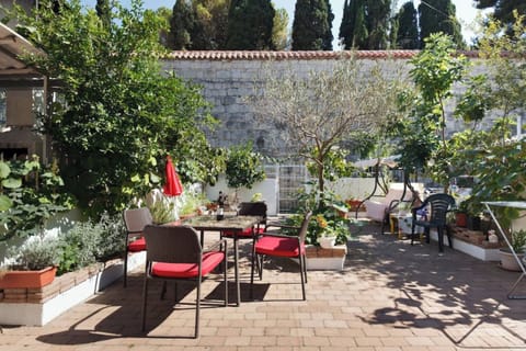 Garden with sitting area
