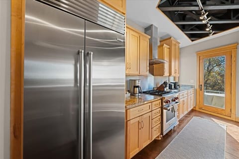 They say the kitchen is the heart of the home — and this one beats with pure vacation joy. Sleek counters, modern appliances, and all the tools for your inner chef (or microwave master). Bon appétit and cheers!