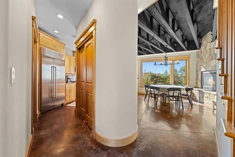 This is where togetherness meets design goals. The open-concept layout means you’re never far from the conversation (or the snacks). Perfect for laughter, lounging, and living your best vacation life — all in one airy, gorgeous space.