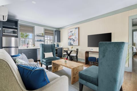 Living room 1 + pullout couch + TV