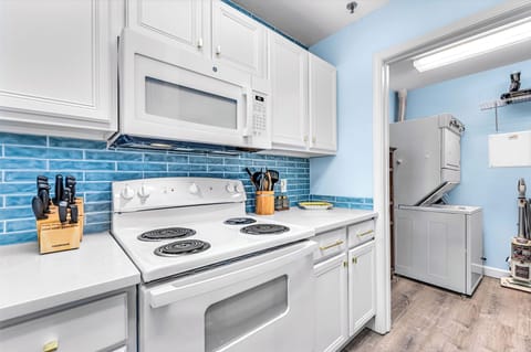 Fully stocked kitchen w/ all major appliances