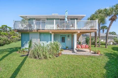 Bright, breezy, and made for connection ✨
Gather around for shared meals, cozy up in the sunlit living space, or step out to the deck for fresh coastal air. Every corner invites you to relax, recharge, and feel right at home 🏡🌊