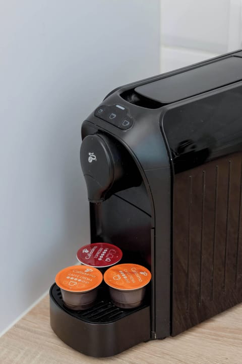 Coffee machine and cups – Perfect for morning espresso or tea lovers.