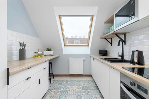 Open kitchen and dining area – Fully equipped with modern appliances and ample workspace.