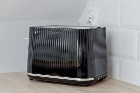 A black toaster that will make a delicious breakfast.