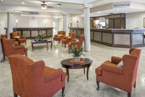 24/7 front desk to check your luggage before and after you check out