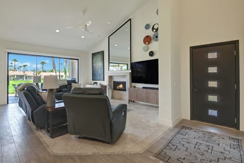 ENTRY WAY TO LIVING SPACE.jpg mls