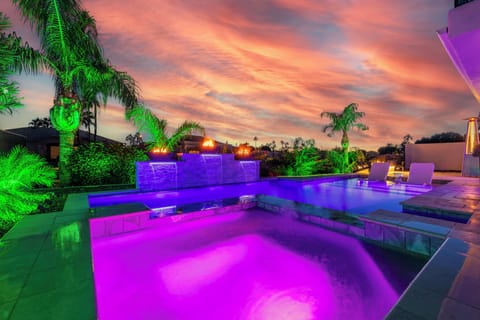 Heated spa with therapy jets