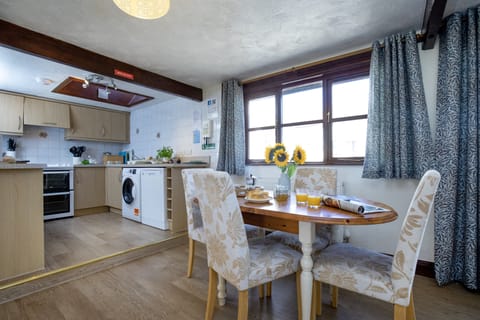 Pillhead Cart Linhay, Bideford: Bright open-plan kitchen and dining space, perfect for relaxed family meals in your countryside escape