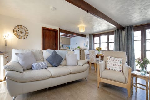 Pillhead Cart Linhay, Bideford: Comfortable and inviting open-plan living area, your perfect spot to relax and feel at home